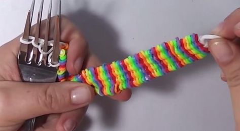 How to make the Willis loom band bracelet pattern with your fingers  | Video tutorial by OlgaCrafts Loom Bands Easy, Loom Bands Instructions, Loom Band Patterns Instructions, Loom Bands Tutorial, Loom Band Patterns, Loom Band Bracelets, Bead Loom Kits, Rubber Band Crafts, Rainbow Loom Patterns