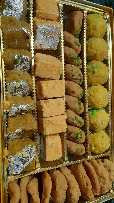 Indian Sweets Box, Coconut Barfi Recipe, Peda Recipe, Variety Food, Eating Food Funny, Chocolate Recipes Homemade, Diwali Sweets, Diwali Food, Catering Ideas Food