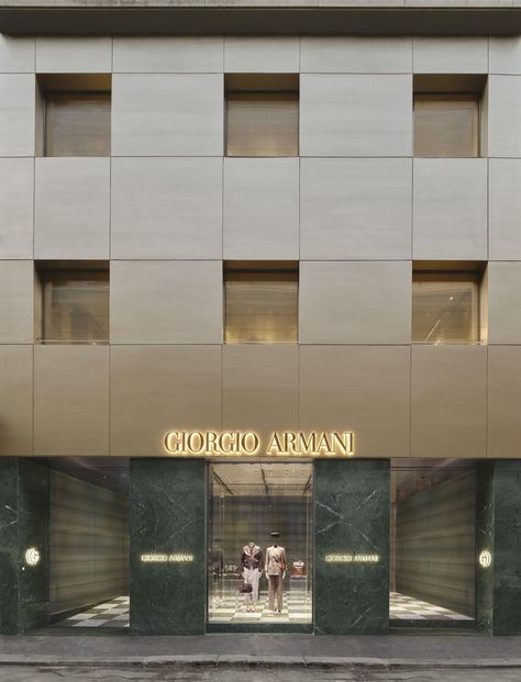 Giorgio Armani torna nella sua vecchia casa del quadrilatero, ma è tutto fuorché nostalgiaelledecoritalia Armani Store, Armani Shop, Armani Casa, Armani Fashion, Armani Grey, Human Figures, Mary Kate Olsen, Wear Store, Kate Bosworth