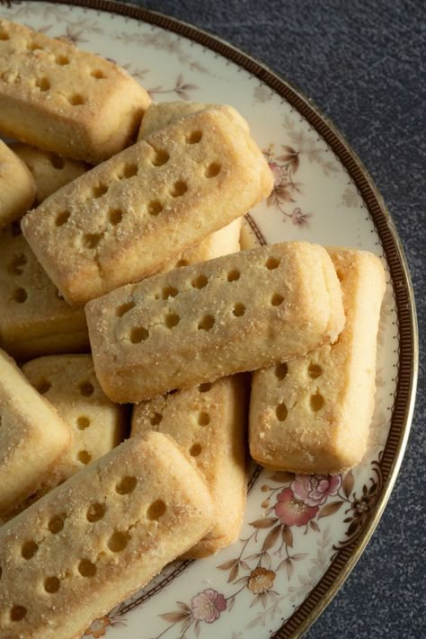 The Queen's Favorite Buckingham Palace Shortbread Cookies - Eats by the Beach Peanut Shortbread, Cheddar Shortbread, Homemade Shortbread, Short Bread, Bread Cookies, Buttery Shortbread Cookies, Buttery Shortbread, Scottish Recipes, Shortbread Cookie Recipe