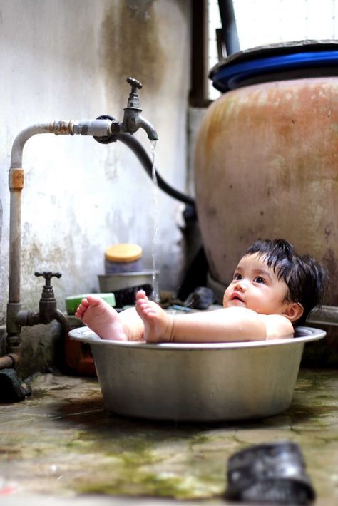 " Splish, splash, I was taking a bath, home about Saturday night... " Cool Baby, Foto Baby, Jolie Photo, Trendy Baby, 인물 사진, Baby Bath, Water Tap, Bath Time, Little People