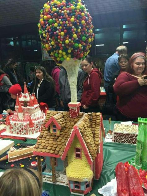 Omg. It's cake. Gingerbread House Contest Ideas, Gingerbread House Contest, Gingerbread House Competition, Homemade Gingerbread House, Gingerbread House Ideas, Gingerbread House Candy, Contest Ideas, Gingerbread House Designs, Gingerbread House Cookies