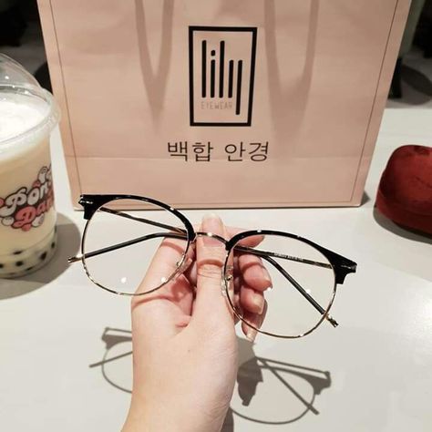 Spex Frames For Girls, Chashma Frame Girl, Spectacles Frames Women, Clear Glasses Frames Women, Glasses Women Fashion Eyeglasses, Cute Glasses Frames, Glasses Frames Trendy, Classy Glasses, Fancy Glasses