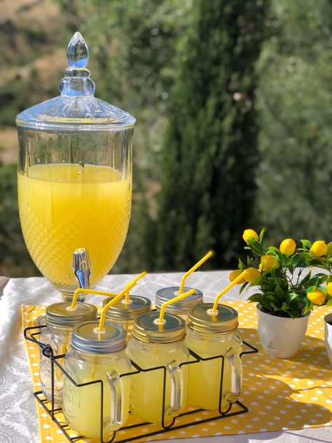 Outdoor Brunch Decor, Outdoor Brunch Party, Visual Wallpaper, Aesthetics Yellow, Yellow Aesthetics, Yellow Picnic, Graduation Brunch, Party Painting, Wedding Drink Station