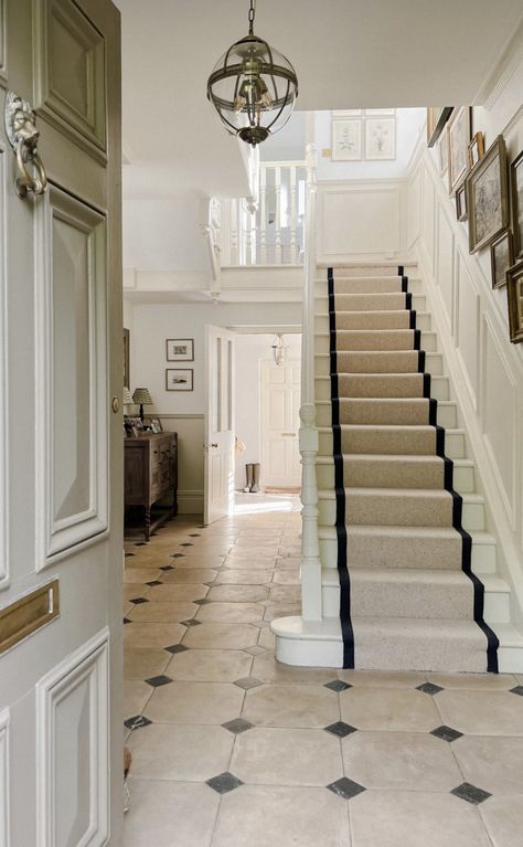 Victorian Entrance Hall, London Apartment Interior, درابزين السلم, Georgian Interiors, Townhouse Interior, Woodland House, Flat Decor, Georgian Homes, Craftsman Bungalows