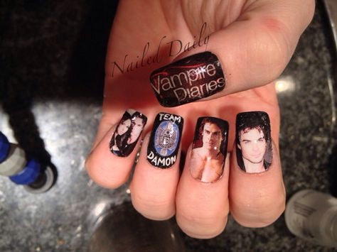 The vampire diaries nail art design Team Damon, Vampire Nails, Vampire Diaries Damon, Vampire Diaries Funny, Bonnie Bennett, Vampire Diaries Cast, Glam Nails, Short Acrylic Nails Designs, Art Nails