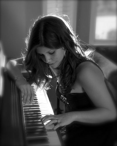 Pianist Photography, Piano Portraits, Musician Poses, Piano Photoshoot, Recital Poster, Piano Photography, Piano Pictures, Piano Photo, Piano Girl