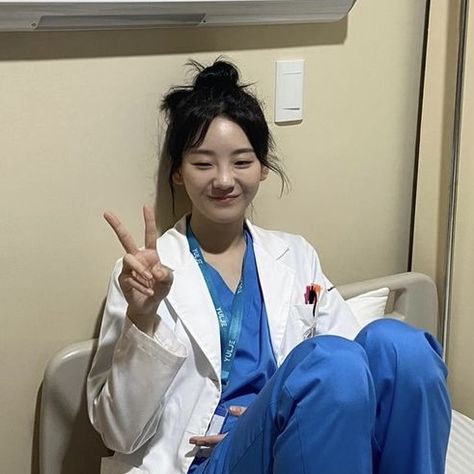 Nurse Icon Aesthetic, Cho Yi Hyun Icons, Yihyun Cho Icons, Yihyun Cho, Nurse Icon, Doctor Girl, Cho Yihyun, Study Icon, Doctor Icon