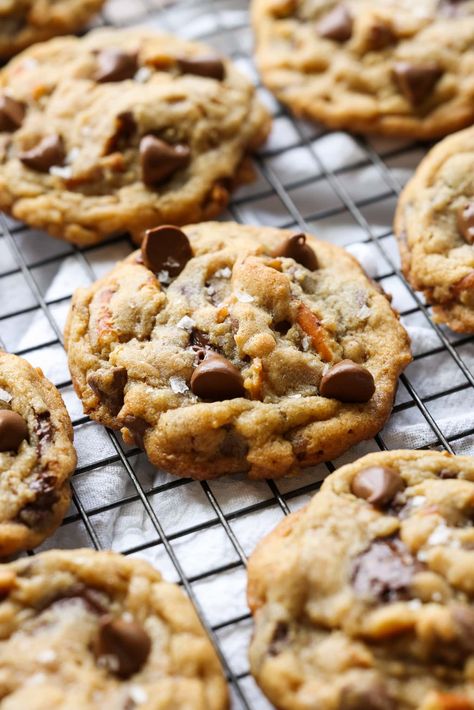 Kitchen Sink Cookies are a chewy, sweet and salty brown butter cookie that's easy to make and loaded with chocolate, pretzels, and toffee bits. Very Easy Cookie Recipe, Kitchen Sink Cookies Recipe, Cookies Crumbl, Sink Cookies, Cookies In A Jar, Cookies Aesthetic, Kitchen Sink Cookies, Cookie Dough Filling, Salty Cookies