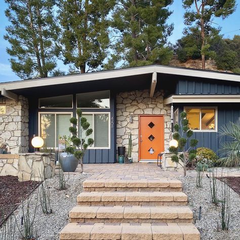 Outside Front Of House Ideas, 50s Exterior House, Mid Century Building Exterior, Midcentury Bungalow Exterior, Mid Century Dream House, Mid Century Home Colors Exterior, 70s Exterior House Colors, 50s Modern House, 70s Aesthetic House Exterior