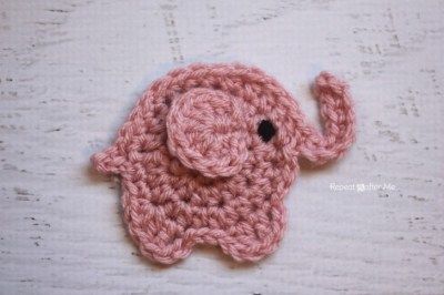 E is for Elephant: Crochet Elephant Applique - Repeat Crafter Me Marque-pages Au Crochet, Crochet Elephant Pattern, Crochet Appliqué, Crochet Applique Patterns Free, Penanda Buku, Repeat Crafter Me, Crochet Embellishments, Elephant Applique, Crochet Appliques