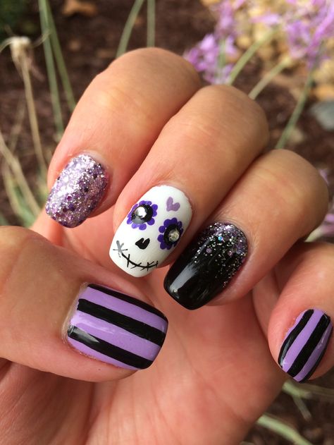 Mortician Nails, Sugar Skull Nails Designs, Catrina Nails, Sugar Skull Nail Art, Skull Nail Designs, Sugar Skull Nails, Nail Art For Girls, Gold Gel Nails, Skull Nails