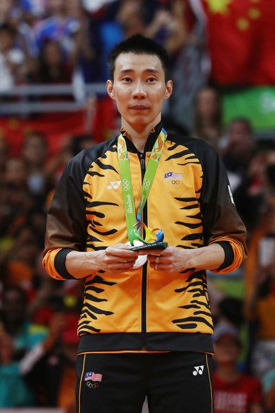 Silver medalist Chong Wei Lee of Malaysia poses on the podium during the medal ceremony for the Men's Singles Badminton on Day 15 of the Rio 2016 Olympic Games at Riocentro - Pavilion 4 on August 20, 2016 in Rio de Janeiro, Brazil. Lee Chong Wei Wallpaper, Badminton Aesthetic, Viktor Axelsen, Lee Chong Wei, Badminton Match, Badminton Pictures, Lin Dan, Badminton Photos, Badminton Player