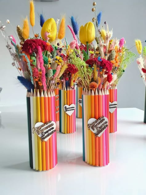 Back To School Bouquet Ideas, Bouquet Of Pencils, Back To School Bouquet, Back To School Flower Arrangements, Teacher Bouquet Ideas, Paint Party Decor, Pencil Bouquet, Back To School Flowers, Pencil Topper Crafts