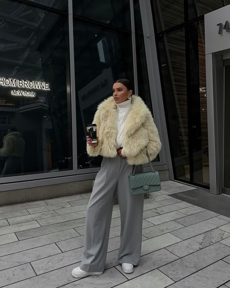 White Fur Coat Outfit, Faux Fur Coats Outfit, Fur Jacket Outfit, White Fur Jacket, Fur Outfit, Shaggy Jacket, Fur Coat Outfit, White Faux Fur Coat, Short Coats