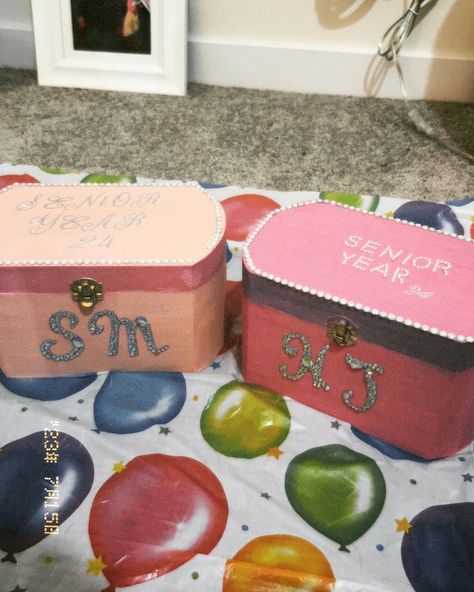 senior year memory boxes 8th Grade Memory Box Ideas, Senior Memory Box Ideas, Memory Box Ideas, Senior Box Ideas, Senior Boxes, Senior Pants, College Grad Pictures, Senior Szn, Grad Pictures