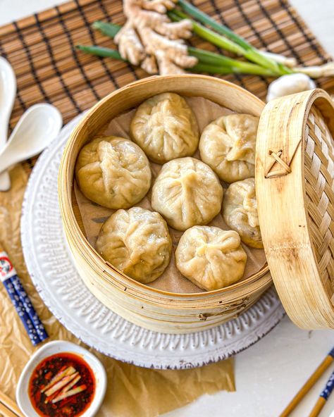 Looking for a truly magical culinary experience? Look no further than homemade vegan/vegetarian soup dumplings or xiaolongbao ! These delicious dumplings are not commonly found in restaurants, making them a rare treat that's worth learning to make yourself. I have actually never been able to try th Vegetarian Dumpling Soup, Vegetarian Dumpling, Soup Dumpling, Vegan Dumplings, Big Snacks, Homemade Tofu, Tofu Soup, Soup Dumplings, Homemade Dumplings