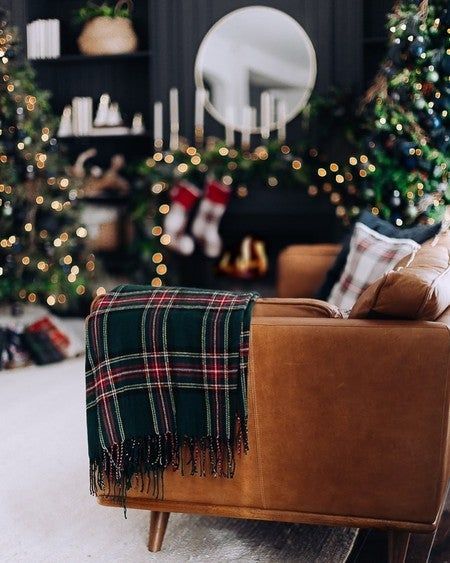 Christmas Livingroomdecor, Tan Sofa, Sunny Winter, Deco Originale, Christmas Living Rooms, Christmas Time Is Here, Christmas Inspo, Merry Little Christmas, Christmas 2019