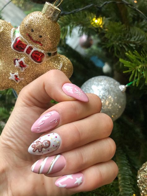 Pink Christmas Nails Gingerbread, Almond Christmas Nails Designs, Merry Christmas Nails 2023, Gingerbread Nails Acrylic, Pink Gingerbread Nails, Cristhmas Nails, Pink Christmas Nails Almond, Kawaii Christmas Nails, Christmas Nails Almond Shape