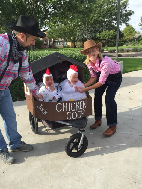 Twins chicken costumes in stroller chicken coop with farmer parents Halloween 2015 Wagon Halloween Costumes, Wagon Costume, Sibling Halloween Costumes, First Halloween Costumes, Twin Halloween, Halloween Infantil, Twin Halloween Costumes, Chicken Costumes