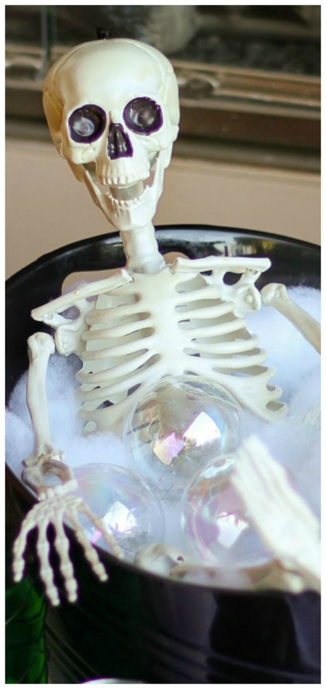 How to Make a Skeleton Bubble Bath ~ Fun and SUPER cute. Skeleton Taking A Bath, Fake Bubbles For Props, Large Skeleton Halloween Decor, Skeleton In Bathtub, Dyi Candle, Candles Bathtub, Halloween Cottage, Diy Bubble Bath, Teen Halloween