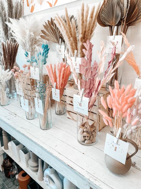 Dried Floral Storage, Dried Flower Market Display, Dry Flower Bar, Dried Flower Business, Spring Dried Flower Arrangements, Pampas Display, Art Flower Wallpaper, Flower Bar Ideas, Diy Flower Bar