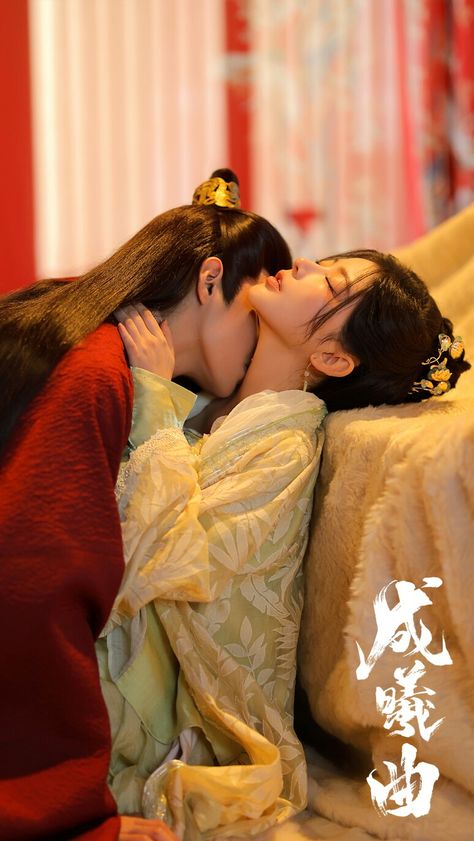 Dramatic Couple Poses Reference, Chinese Emperor Aesthetic, Chinese Manhua Romance, Chinese Woman Aesthetic, Concubine Aesthetic, Chinese Couple Photoshoot, Historical Chinese Drama, Adam Bakri, Cute Asian Couple