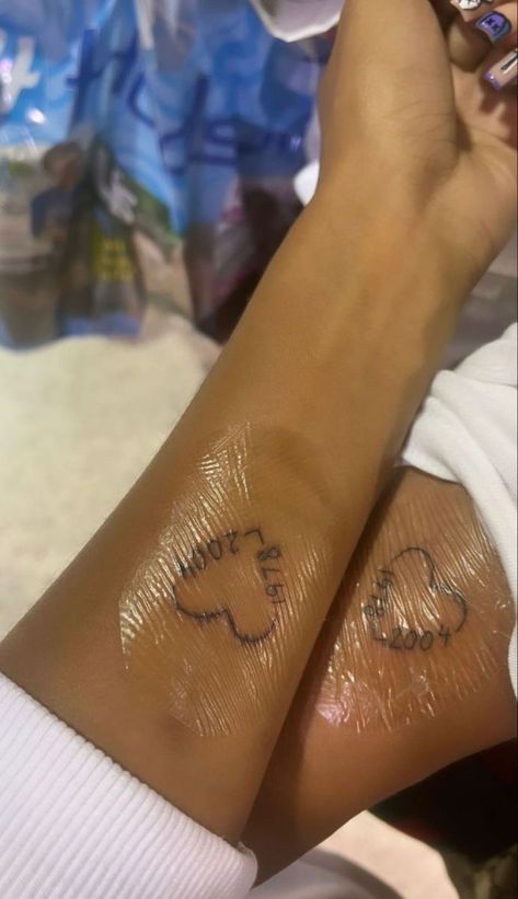 People Name Tattoo, Small Tattoos Black Women, Matching Bff Tattoos, Unique Wrist Tattoos, Matching Friend Tattoos, Cute Tattoos On Wrist, Matching Tats, Wrist Tattoo Designs, Small Chest Tattoos