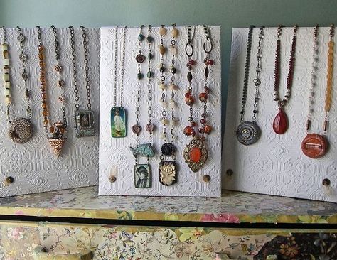 Beautiful Necklace Displays Using Wallpaper - The Beading Gem's Journal Jewelry Booth, Free Jewellery Making Tutorials, Homemade Necklaces, Diy Necklace Making, Necklace Displays, Make A Necklace, Jewelry Display Cards, Diy Display, Diy Jewelry Display