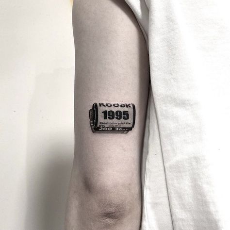 Mini Camera Tattoo, Phone Tattoo, Bro Tattoos, Typographic Tattoo, Micro Realism, Dali Tattoo, Tatuagem Masculina Pequena, Camera Tattoo, Tattoo Skin