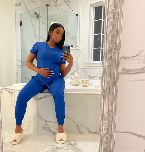 Pregnant Nurse Scrubs, Pregnant In Scrubs, Pregnant Nurse Outfit, Pregnant Nurse Aesthetic, Pregnant Scrubs, Nursing Black Women, Cute Nurse Scrubs Outfits, Scrubs Aesthetic, Dentist Career