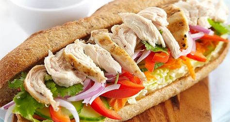 Nous vous proposons quelques sandwichs légers et rapides, que vous pourriez emporter avec vous lors de vos sorties et pique-niques. Banh Mi Recipe, Vietnamese Sandwich, Easy Pasta Salad Recipe, Chicken Salad Sandwich, Easy Pasta Salad, Banh Mi, Hoisin Sauce, Pasta Salad Recipes, Chicken Sandwich