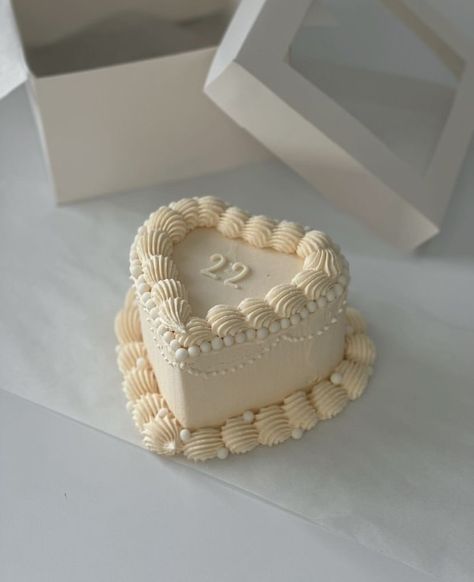 White Vintage Birthday Cake, Brown Heart Cake, 23 Birthday Ideas Cake, Tortas Aesthetic Vintage, White Bday Cake, Minimalistic Birthday Cake, Neutral Birthday Cake, White Cake Ideas, Aesthetic Heart Cake