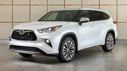 The higher trim levels now have a pair of 12.3-inch displays for their instruments and infotainment. Toyota Highlander 2023, Toyota Kluger, New Corolla, Toyota Highlander Hybrid, Outlander Phev, Family Suv, Small Item Storage, Mid Size Suv, Car Magazine