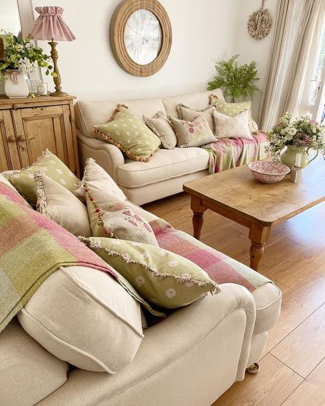 Nancy Myers, Susie Watson, Cottage Living, Lovely Day, Pretty House, Laura Ashley, Sitting Room, Cottage Style, Home Inspo