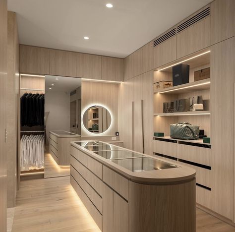 Bedroom With Changing Room, Walkin Closet Behind Bed, Male Walk In Closet, Lux Walk In Closet, Minimalis House Interior, Make Up Room Design Interiors, Walk In Closet Bench, Master Closet Ideas Walk In His And Hers, Walk In Closet Ideas Master Luxury