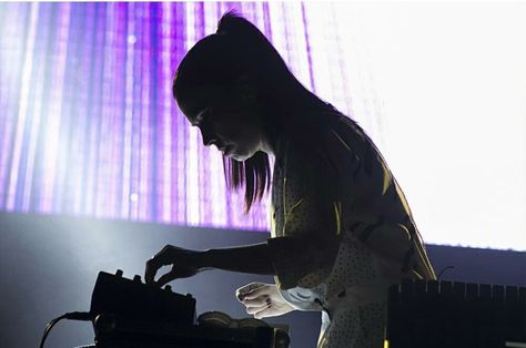 Javiera Mena Singing, Concert