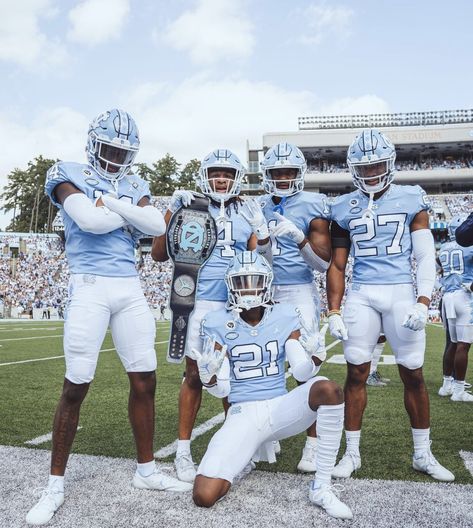 American Football Cleats, Football Team Pictures, Cool Football Pictures, Football Swag, Collage Football, Tackle Football, Jordan 1 Unc, Football Poses, Fits Inspiration