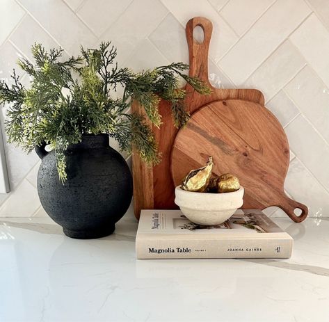 Fruit Kitchen Display, Picture On Kitchen Counter, Kitchen Organic Modern Decor, Black Vase Kitchen Island, Wood Board Kitchen Decor, Kitchen Decor Modern Luxury, Kitchen Decor Black And Wood, Kitchen Desk Styling, Kitchen Vase Decor