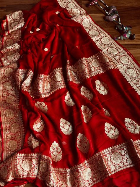 #jhakhas #freeshipping #CODavailable #bridal #collection #ethnic #wedding #love #care #fashion Banarasi Saree Look, Benarasi Saree Wedding, Banarsi Saree Wedding, Bengali Wedding Saree, Red Banarasi Saree Wedding, Red Benarasi Saree, Red Banarasi Silk Saree, Red Wedding Saree, Red Banarasi Saree