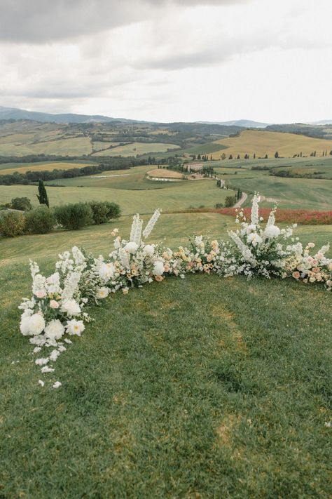 podere rombolino - wedding - laura bravi events Scenic Wedding Venues, Wedding Alters, Outdoor Wedding Inspiration, Ceremony Design, Ceremony Arch, Ceremony Flowers, Wedding Prep, Tuscany Wedding, Floral Arch