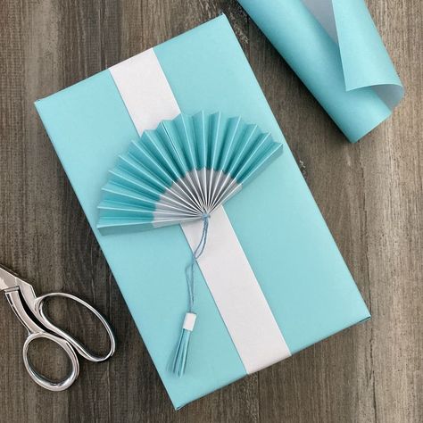 Origami Fan, Wrapping Paper Crafts, Gift Wrapping Techniques, Paper Craft Ideas, Present Wrapping, Paper Fans, Origami Art, Paper Folding, Creative Packaging Design