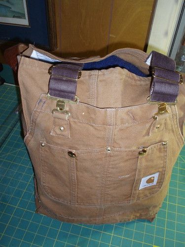 Sac Tote Bag, Carhartt Overalls, Blue Jeans Crafts, Memory Crafts, Memory Pillows, Jean Crafts, Denim Crafts, Old Jeans, Recycle Clothes