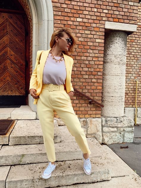 Pastel Yellow And Pink Outfit, Pastel Blue And Yellow Outfit, Pastel Yellow Pants Outfit, Light Yellow Pants Outfit, Budapest Street Style, Purple Street Style, Yellow Pants Outfit, Business Casual Womens Fashion, Colored Pants Outfits