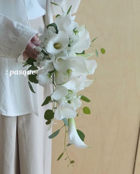 Trend: Cascading Flower Bouquets Simple Cascading Wedding Bouquets, Nikah Bouquet, White Cascading Bridal Bouquet, Bridal Bouquet Cascading, Cascade Wedding Bouquet, Bouquet Cascade, Cascading Bouquet, Cascading Bridal Bouquets, Cascading Wedding Bouquets