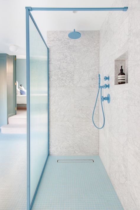 2LG Studio enlivens Louisville Road house in London with bright hues Blue Bathroom, Design Del Prodotto, Blue Tiles, Love Your Home, Pink Walls, Shower Room, House Inspo, Bathroom Inspiration, 인테리어 디자인