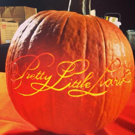 Pretty Little Liars - Halloween Halloween Episodes, Amazing Pumpkin Carving, Pretty Little Liars Fashion, Fall Mood Board, Fall Mood, About Halloween, Silver Bird, Abc Family, Gloomy Day