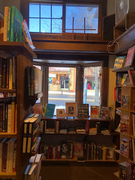 Small Cozy Bookstore, Cosy Bookshop, Cozy Bookshop Aesthetic, Small Town Library Aesthetic, Small Bookstore, Colorado Small Town Aesthetic, Cosy Bookshop Aesthetic, Small Town Library, Small Town Bookstore Aesthetic