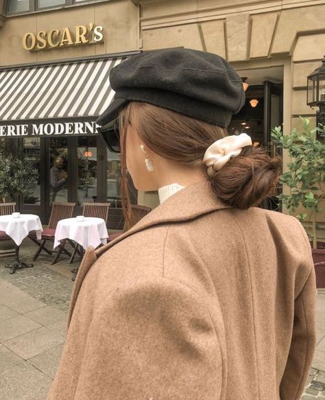 White Hat Outfit, Brown Vibe, Hats Aesthetic, Cream Aesthetic, Classy Aesthetic, Beige Aesthetic, Parisian Chic, Brown Aesthetic, Mode Inspo