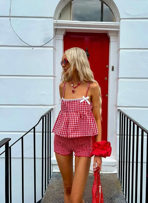 New England Beach Outfit, Amy Hallimond, Outfit Inspo For Summer, Beach Coquette, England Kit, Gingham Outfit, Trendy Outfit Inspo, Coquette Outfit, Candle Table